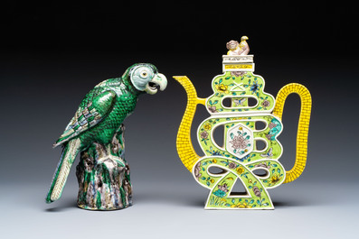 A Chinese sancai-glazed parrot, a pair of Buddhist lions and a 'Shou 壽' ewer, 19/20th C.