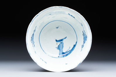 A Chinese blue and white 'crow cup' with figural design, Transitional period