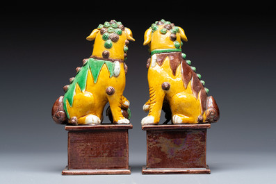 A Chinese sancai-glazed parrot, a pair of Buddhist lions and a 'Shou 壽' ewer, 19/20th C.