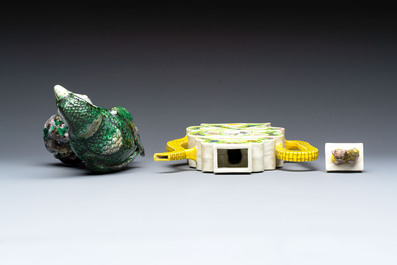 A Chinese sancai-glazed parrot, a pair of Buddhist lions and a 'Shou 壽' ewer, 19/20th C.