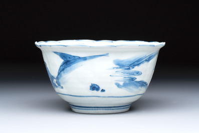 A Chinese blue and white 'crow cup' with figural design, Transitional period