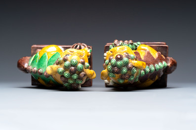 A Chinese sancai-glazed parrot, a pair of Buddhist lions and a 'Shou 壽' ewer, 19/20th C.