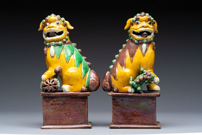 A Chinese sancai-glazed parrot, a pair of Buddhist lions and a 'Shou 壽' ewer, 19/20th C.
