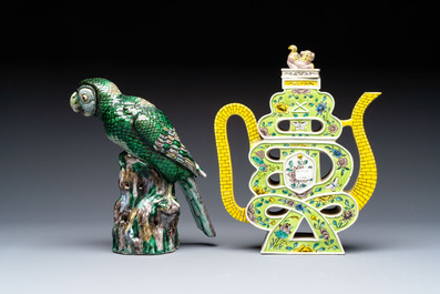 A Chinese sancai-glazed parrot, a pair of Buddhist lions and a 'Shou 壽' ewer, 19/20th C.