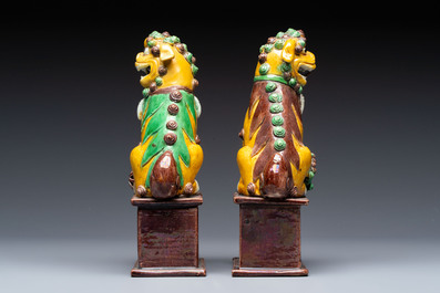 A Chinese sancai-glazed parrot, a pair of Buddhist lions and a 'Shou 壽' ewer, 19/20th C.