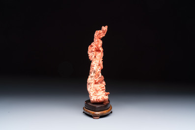 A Chinese carved red coral 'dragon' group, 19/20th C.