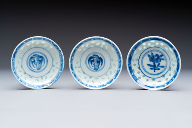 Ten Chinese blue and white cups, seven covers and eight stands, 19/20th C.