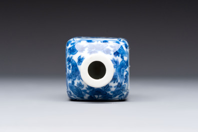 A Chinese blue and white 'Sima Guang 司馬光' snuff bottle, Qianlong mark, 19th C.