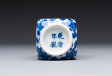 A Chinese blue and white 'Sima Guang 司馬光' snuff bottle, Qianlong mark, 19th C.