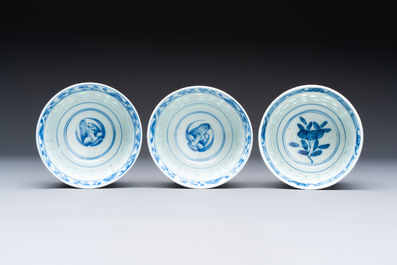 Ten Chinese blue and white cups, seven covers and eight stands, 19/20th C.