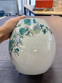 A Chinese famille verte 'bird among fruiting branches' vase and cover, Jiangxi Ciye Gongsi 江西瓷業公司 mark, Republic
