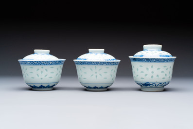 Ten Chinese blue and white cups, seven covers and eight stands, 19/20th C.
