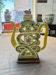 A Chinese sancai-glazed parrot, a pair of Buddhist lions and a 'Shou 壽' ewer, 19/20th C.