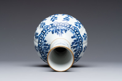 A Chinese blue and white hookah base with floral design, Kangxi
