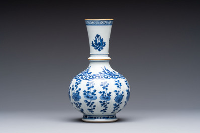 A Chinese blue and white hookah base with floral design, Kangxi