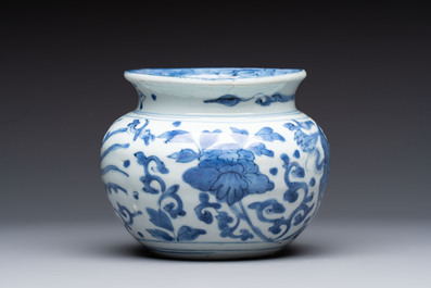 A small Chinese blue and white 'phoenixes and peonies' jar, Wanli