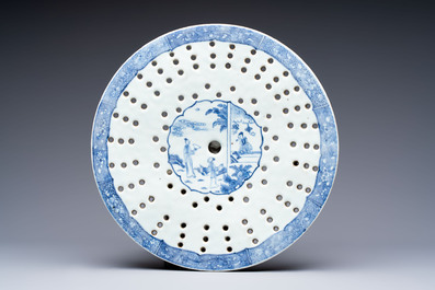 A Chinese blue and white 'Xi Xiang Ji' strainer and dish, Qianlong