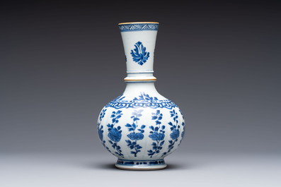 A Chinese blue and white hookah base with floral design, Kangxi