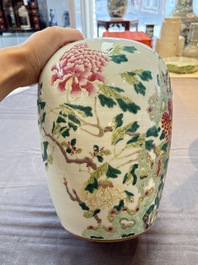 A Chinese blue and white bottle vase and a famille rose 'peaches' jar, 19th C.