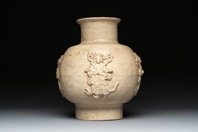 A Chinese sancai figure of Garuda, a cream-glazed vase and a pair of wucai jars, 19/20th C.