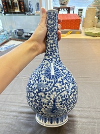 A Chinese blue and white bottle vase and a famille rose 'peaches' jar, 19th C.