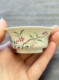 A Chinese famille rose cup with floral design, Yongzheng mark, 19/20th C.
