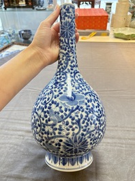 A Chinese blue and white bottle vase and a famille rose 'peaches' jar, 19th C.