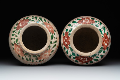 A Chinese sancai figure of Garuda, a cream-glazed vase and a pair of wucai jars, 19/20th C.