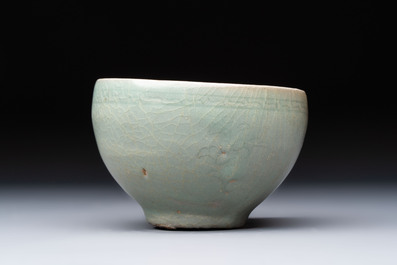 Two Korean celadon bowls with incised floral design, probably Goryeo/Joseon, 14/15th C.