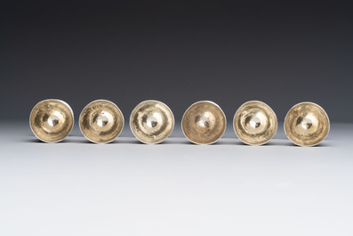 A Chinese silver tray and six gilt-silver cups, 19/20th C.