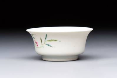 A Chinese famille rose cup with floral design, Yongzheng mark, 19/20th C.