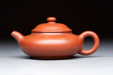 A Chinese Yixing stoneware teapot and cover, 18/19th C.