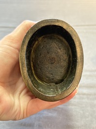 Two Chinese archaistic bronze ritual wine vessels, 'jue 爵' and 'zhi 觶', Ming