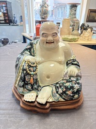 A Chinese famille verte black-ground Milefo Buddha on a wooden stand, Xue Chang Sen Zuo 薛長森作 mark, 20th C.