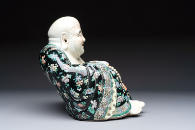 A Chinese famille verte black-ground Milefo Buddha on a wooden stand, Xue Chang Sen Zuo 薛長森作 mark, 20th C.
