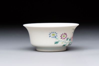 A Chinese famille rose cup with floral design, Yongzheng mark, 19/20th C.