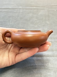 A Chinese Yixing stoneware teapot and cover, 18/19th C.