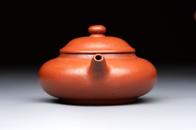 A Chinese Yixing stoneware teapot and cover, 18/19th C.