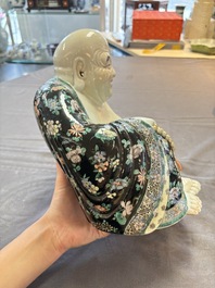 A Chinese famille verte black-ground Milefo Buddha on a wooden stand, Xue Chang Sen Zuo 薛長森作 mark, 20th C.