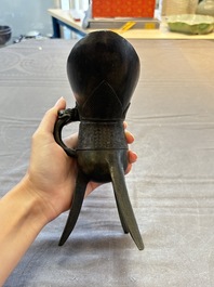 Two Chinese archaistic bronze ritual wine vessels, 'jue 爵' and 'zhi 觶', Ming