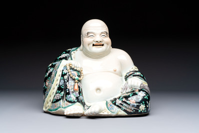 A Chinese famille verte black-ground Milefo Buddha on a wooden stand, Xue Chang Sen Zuo 薛長森作 mark, 20th C.