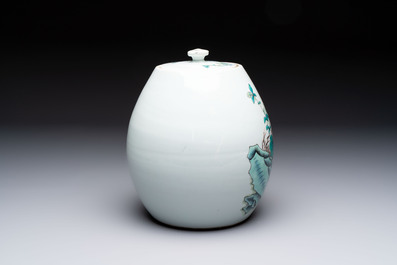 A Chinese famille verte 'bird among fruiting branches' vase and cover, Jiangxi Ciye Gongsi 江西瓷業公司 mark, Republic