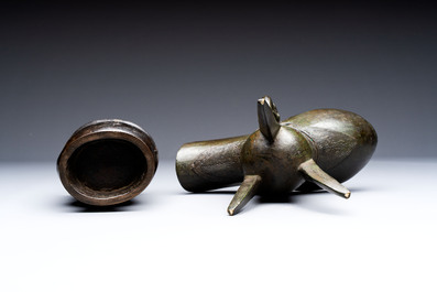 Two Chinese archaistic bronze ritual wine vessels, 'jue 爵' and 'zhi 觶', Ming