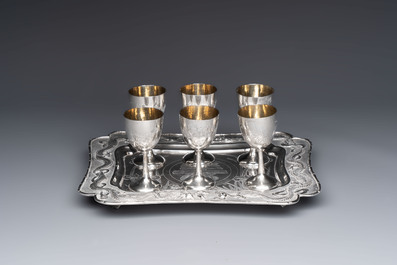 A Chinese silver tray and six gilt-silver cups, 19/20th C.