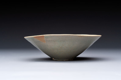Two Korean celadon bowls with incised floral design, probably Goryeo/Joseon, 14/15th C.