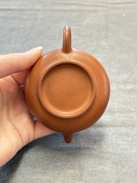 A Chinese Yixing stoneware teapot and cover, 18/19th C.