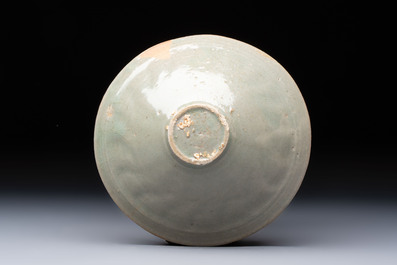 Two Korean celadon bowls with incised floral design, probably Goryeo/Joseon, 14/15th C.