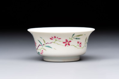A Chinese famille rose cup with floral design, Yongzheng mark, 19/20th C.