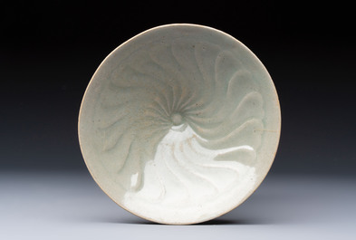 Two Korean celadon bowls with incised floral design, probably Goryeo/Joseon, 14/15th C.