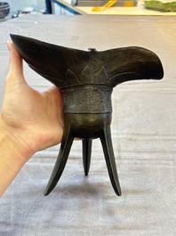 Two Chinese archaistic bronze ritual wine vessels, 'jue 爵' and 'zhi 觶', Ming